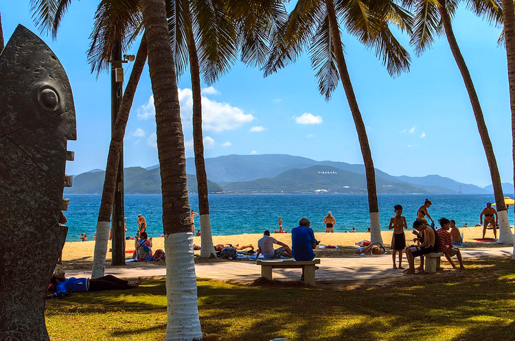 Nha Trang bystrand med palmer og badende