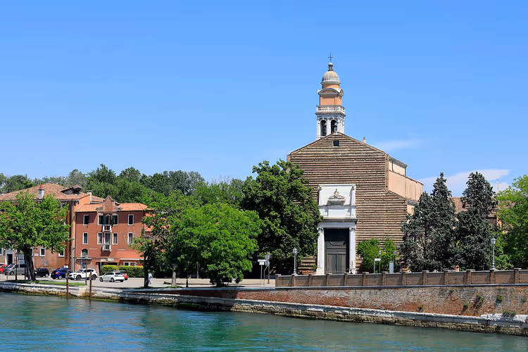 Lido'daki San Nicolò Kilisesi, su kenarında