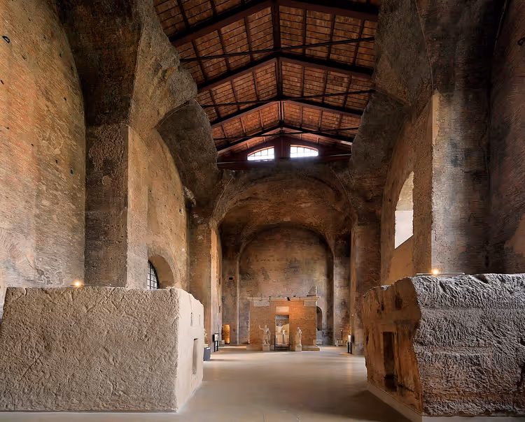 Salão interior das Termas de Diocleciano com paredes antigas