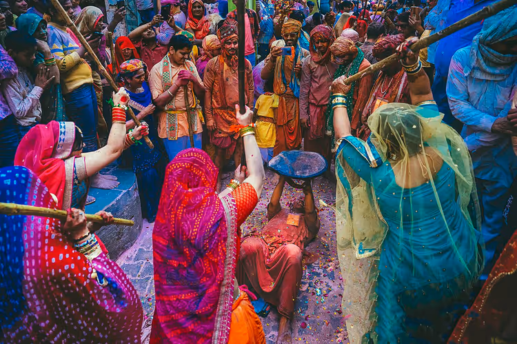 Lathmar Holi in Barsana mit Stöcken