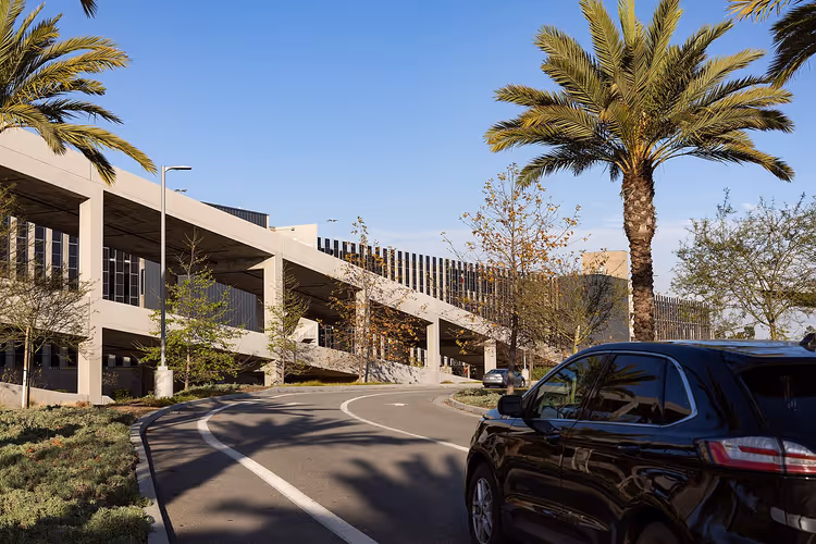 Eksteriør av et bilutleiesenter i Los Angeles