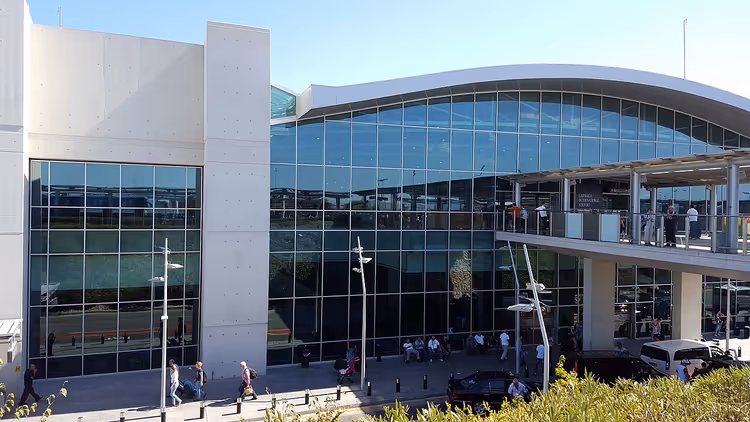 Modernes Terminal des Flughafens Larnaka von außen