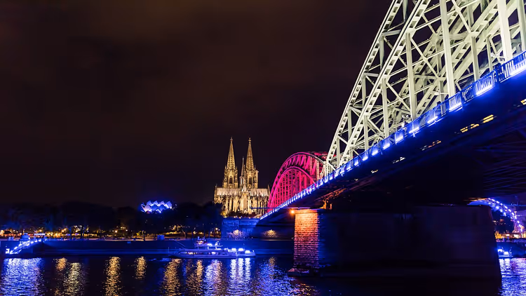Gece mavi ışıklandırmalı Hohenzollern Köprüsü
