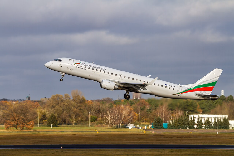 Avión de Bulgaria Air despegando en el aeropuerto de Berlín