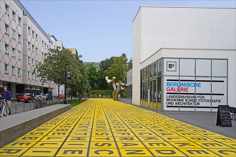 Kreuzberg'deki Berlinische Galerie'nin önündeki sarı meydan