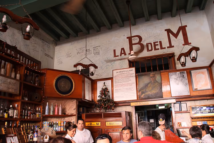 Interieur van bar La Bodeguita del Medio in Havana