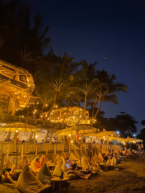 La Brisa beach club bij nacht op Echo Beach