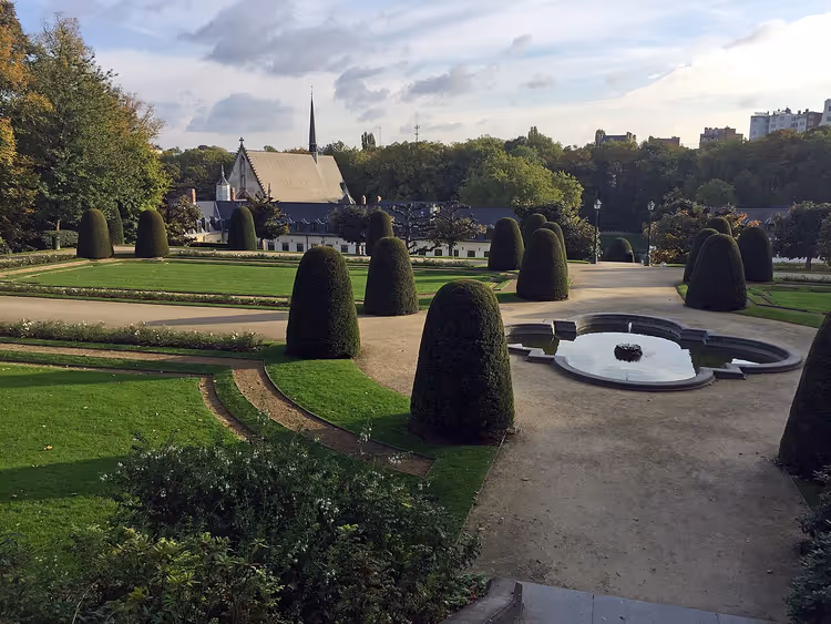 Tuin van de abdij van Ter Kameren met de kerk in de verte