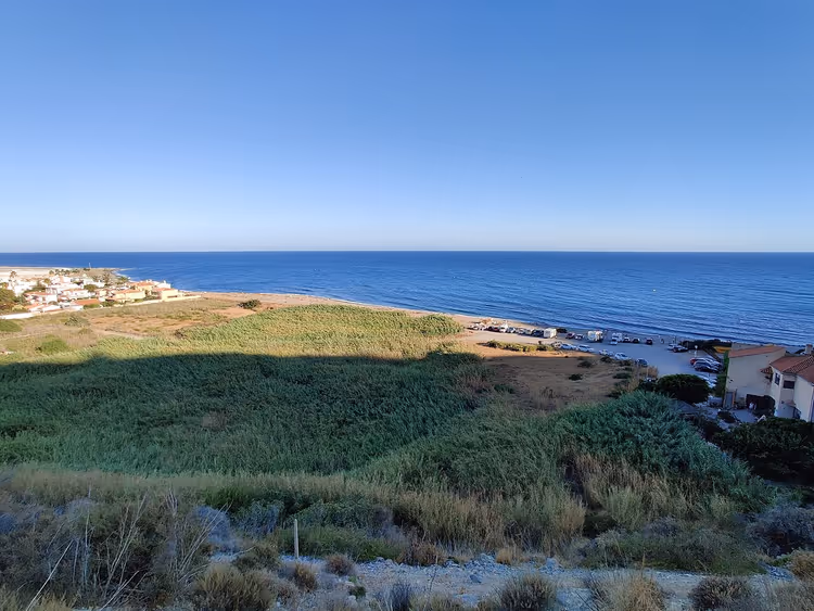 Costa Tropical kıyı şeridi: deniz, plaj ve yeşil tarlalar