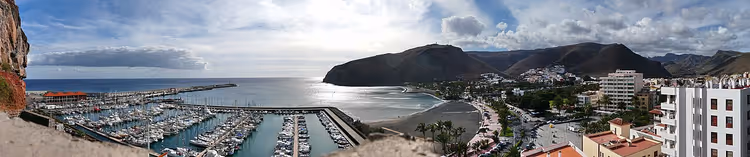 San Sebastián de La Gomera limanının yat limanıyla birlikte görünümü