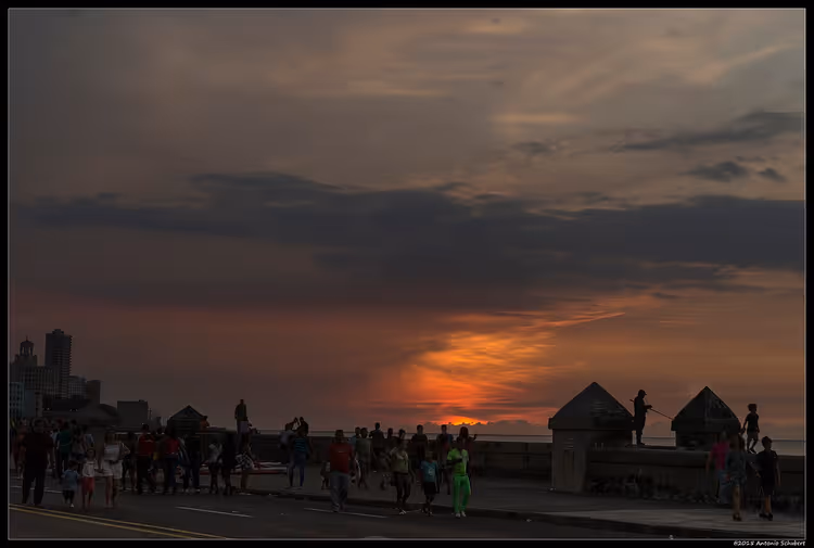 Havana'da Malecon sahil yolunda gün batımı