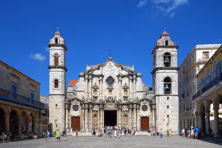 Gevel van de kathedraal van Havana met twee klokkentorens