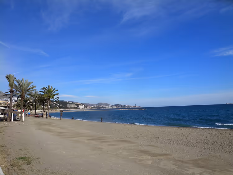 Stadtstrand Malagueta im sonnigen Málaga