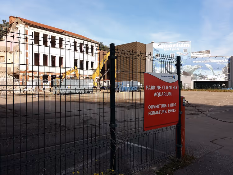 Kundeparkering ved Akvariet nær en byggeplass i nærheten av Lyon