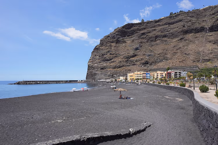 Schwarzer Sand und eine Bucht auf La Palma