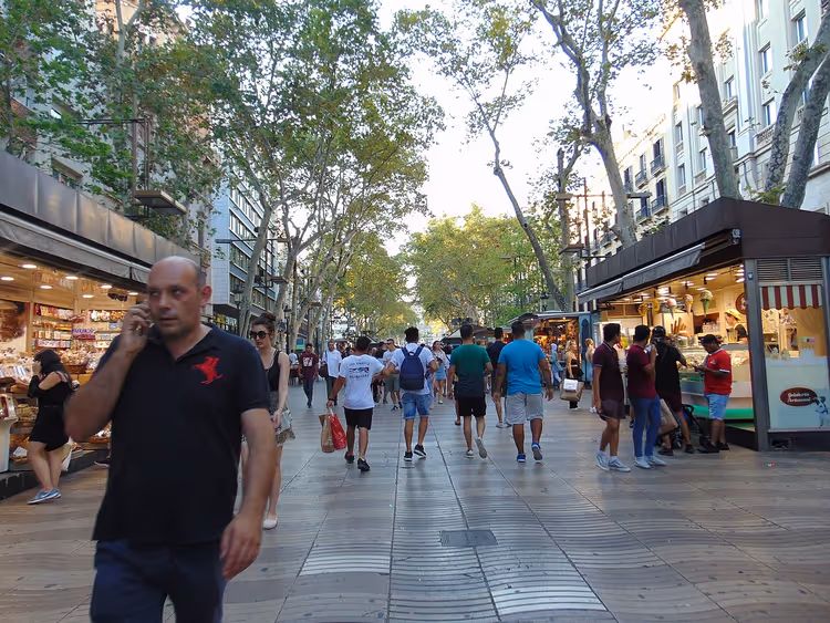 Voetgangersgebied La Rambla met bomen, kiosken en toeristen