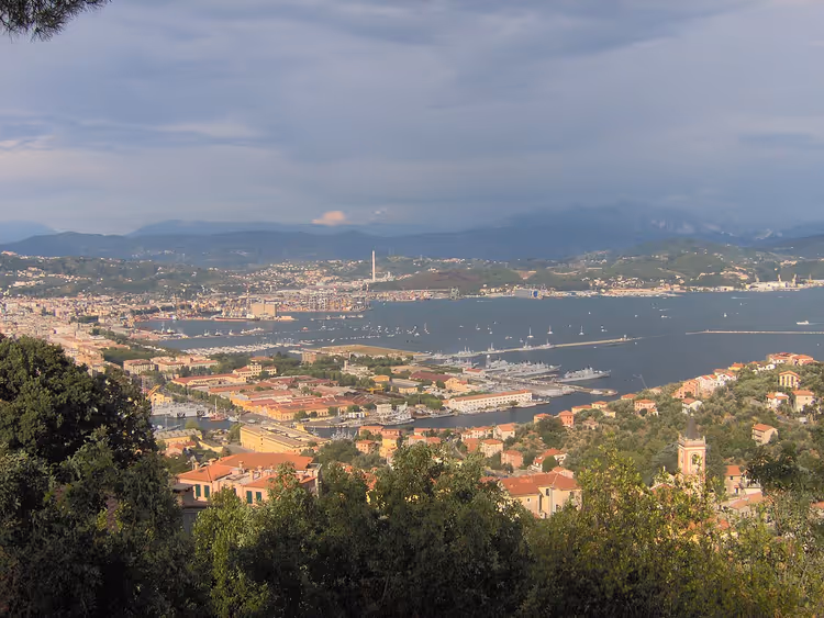 Panorama van La Spezia: stad, haven en baai vanaf de heuvel