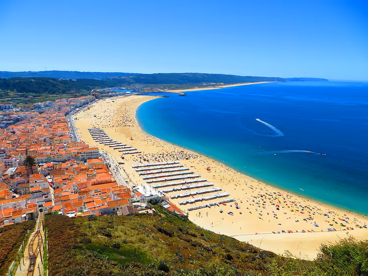 Panorama von Nazaré mit Strand und Meer