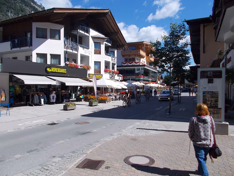 Hovedgaten i Mayrhofen med butikker og fjell