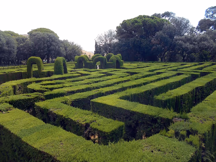 Doolhof van Horta met geschoren groene heggen