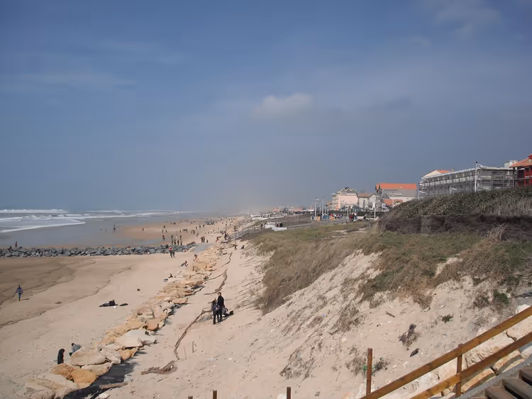 Strand van Lacanau-Océan met oceaan en huizen
