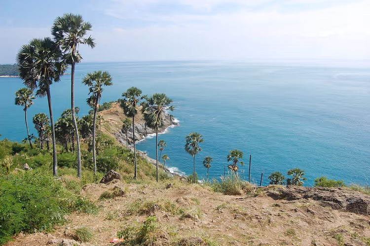 Kap mit Palmen über dem türkisfarbenen Meer von Phuket