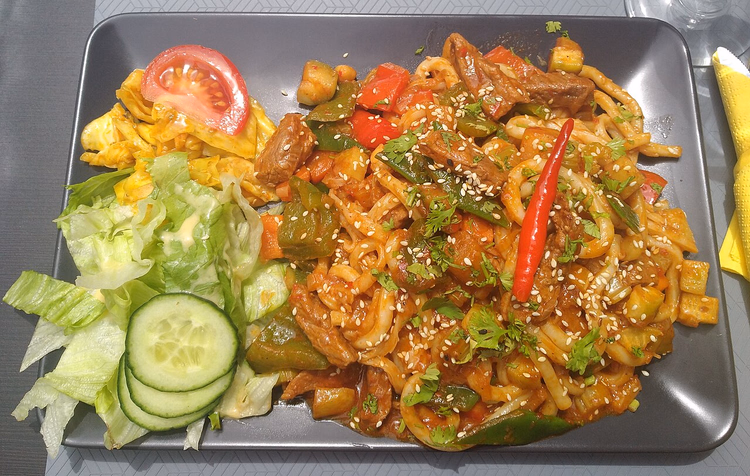 Gebakken lagman met vlees, groenten en sesam