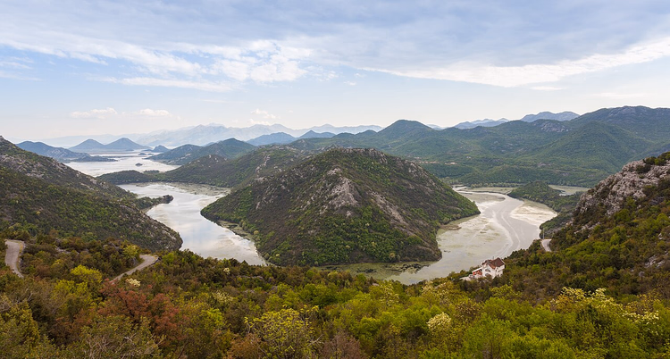 Rivierbocht bij het Meer van Skadar tussen bergen