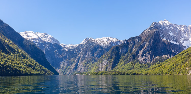 Königssee omringd door besneeuwde bergen