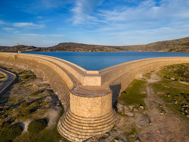 Granieten boogdam bij Lagoa Comprida