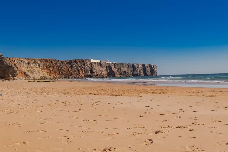 Sandstrand an der Algarve mit Klippen und Meer