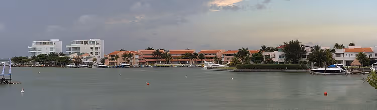 Cancún-lagunen med båter og hoteller langs bredden