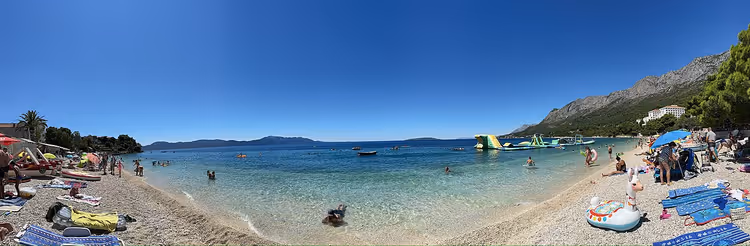 Panorama av Gradac-stranden med turkisblått vann og fjell