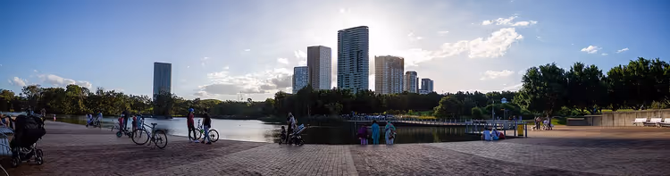 Lake Belvedere i Sydney Olympic Park med syklister