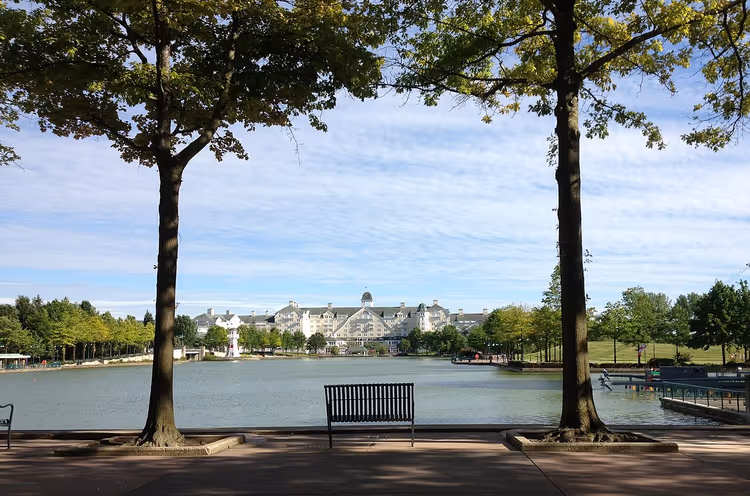 Uitzicht op hotel Disney Newport Bay Club aan de overkant van het meer