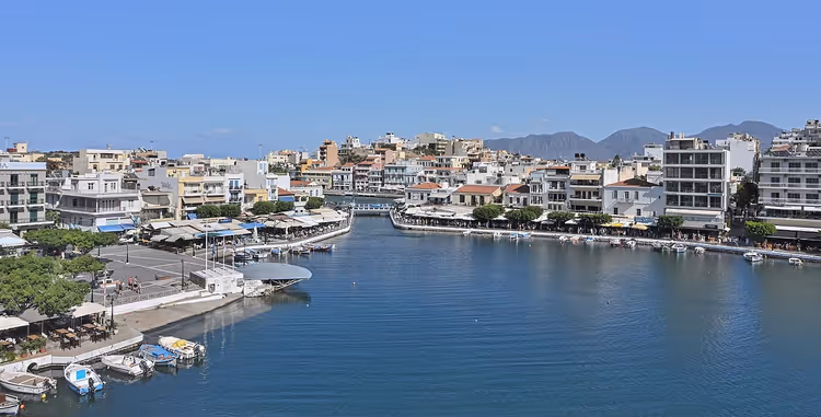 Voulismeni Gölü, sahil şeridi ve tekneler