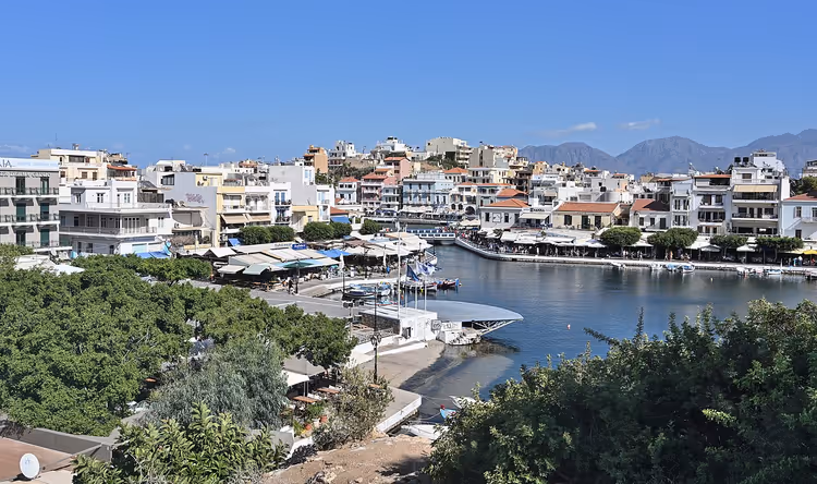 Voulismeni-sjøen i sentrum av Agios Nikolaos på Kreta