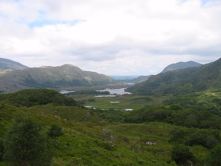 Panorama van de meren van Killarney tussen groene bergen