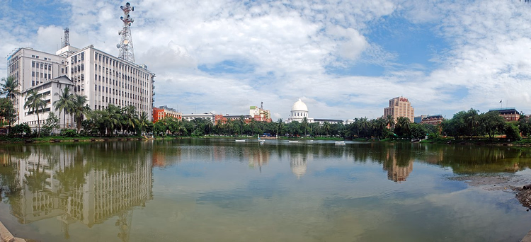 Lal Dighi-vijver en de koepel van het Kolkata General Post Office