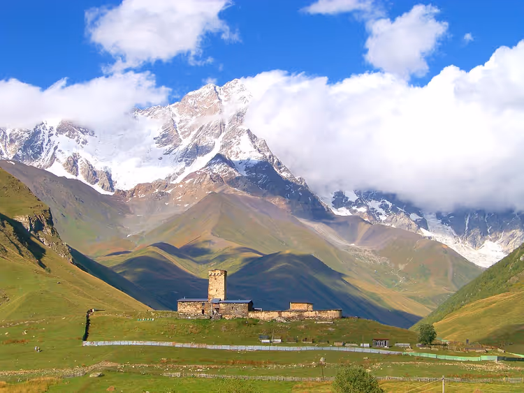Alte Türme von Ushguli vor Bergkulisse