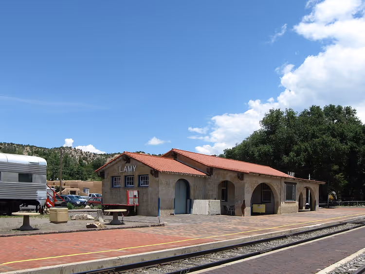 Stationsgebouw van Lamy met perron en sporen