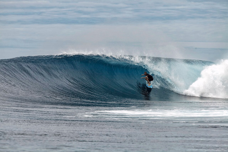 Surfer in een barrelgolf voor de Mentawai-eilanden