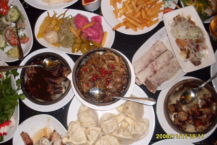 مائدة جورجية مع خينكالي ويخنة في قدر فخاري