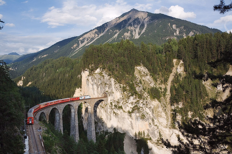 Roter RhB-Zug auf dem Landwasserviadukt
