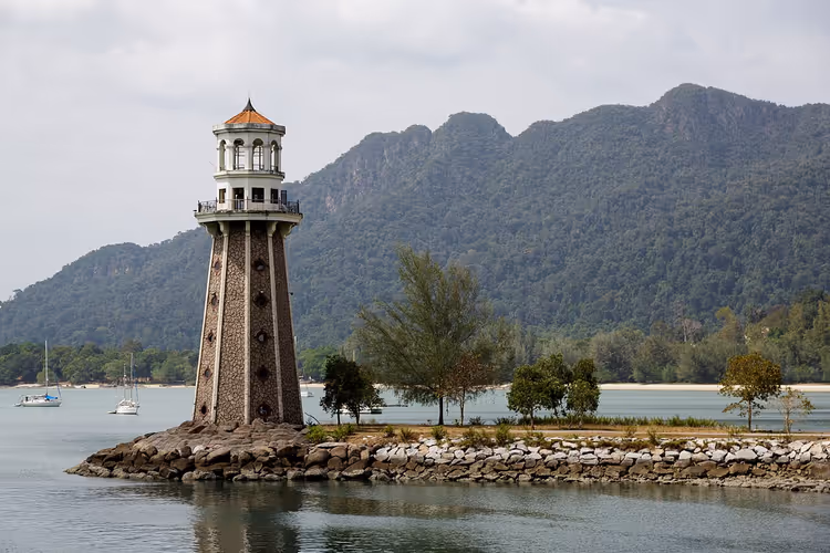Telaga Lighthouse met uitzicht op de baai van Pantai Kok