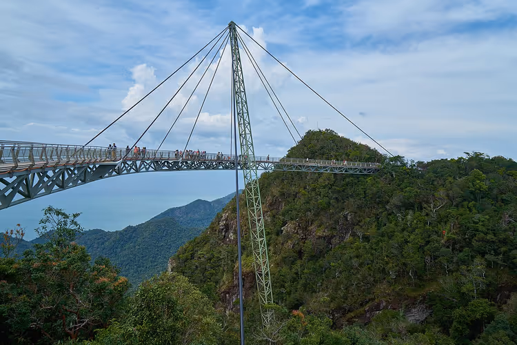 Spiaggia di Langkawi con palme e mare