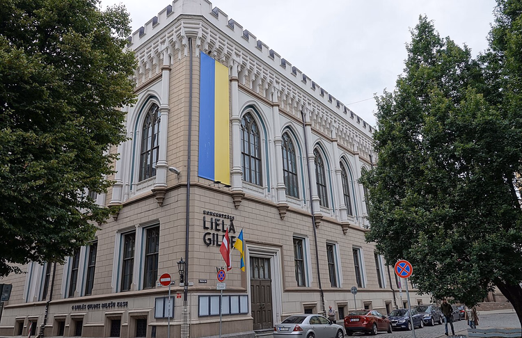 Fasaden til Store Gilde med inskripsjonen Lielā Ģilde