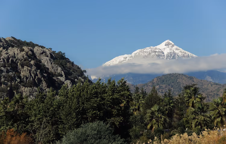 Vista do cume nevado de Tahtalı através das nuvens