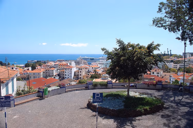 Widok na dachy Funchal i ocean