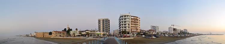 Panoramisch uitzicht op de promenade van Larnaca met zee en gebouwen
